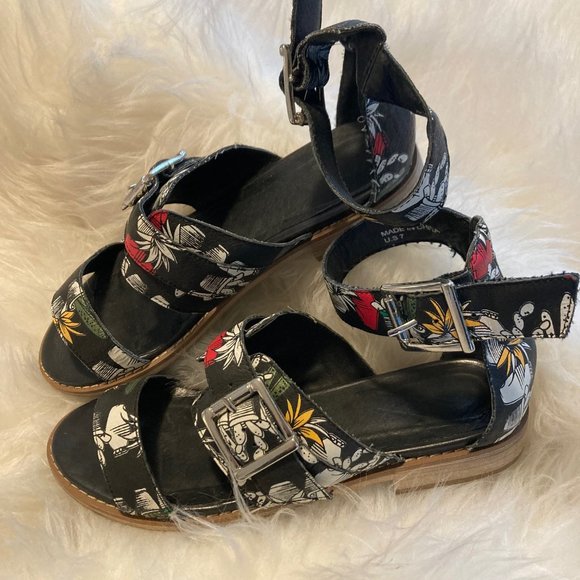 YES Buckled Cactus Print sandals, Size 7 - Picture 3 of 7